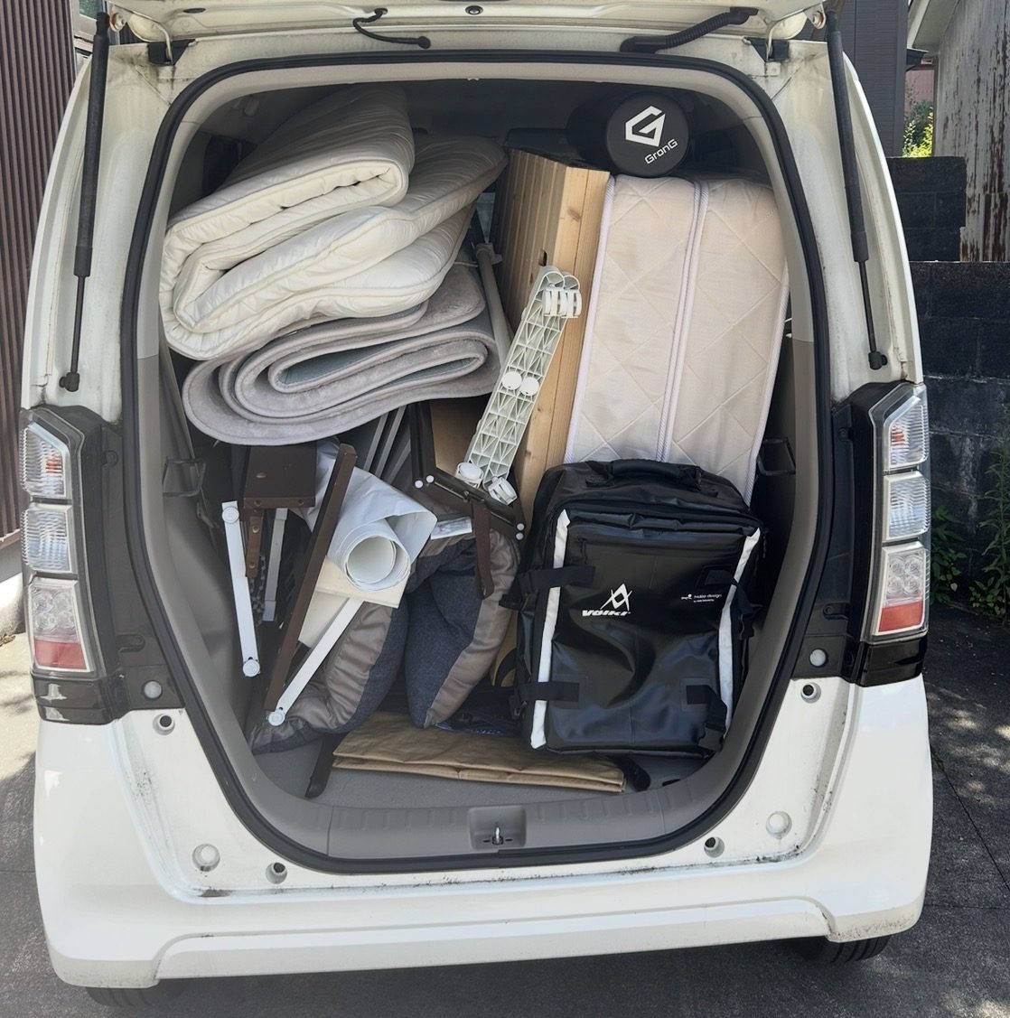 引越し荷物を積んだ車のトランク