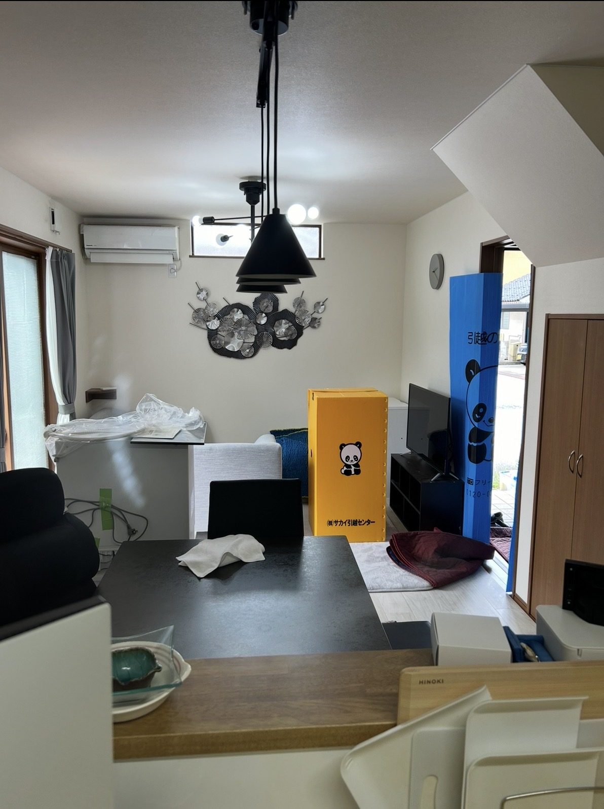 新居のリビングに運び込んだ荷物